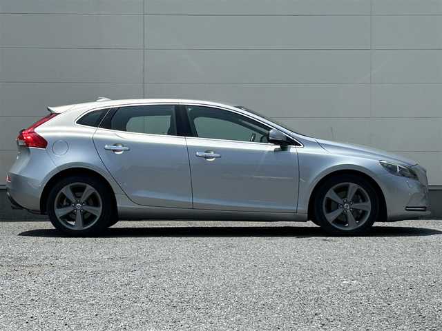 ボルボ Ｖ４０ T－4 茨城県 2013(平25)年 6.3万km エレクトリックシルバーメタリック 純正ディスプレイオーディオ/BT接続/純正ドライブレコーダー/　（4JR602797）/ACC/ETC/純正17インチAW/電動リアゲート/両席シートヒーター/D席パワーシート/LEDヘッドライト/オートライト/オートマチックハイビーム/アイドリングストップ/レーンキープアシスト/ABS/USB入力端子/W＋サイドエアバッグ