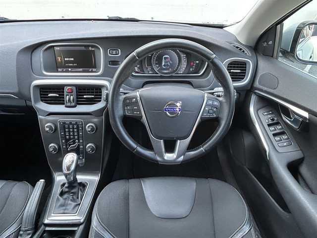 ボルボ Ｖ４０ T－4 茨城県 2013(平25)年 6.3万km エレクトリックシルバーメタリック 純正ディスプレイオーディオ/BT接続/純正ドライブレコーダー/　（4JR602797）/ACC/ETC/純正17インチAW/電動リアゲート/両席シートヒーター/D席パワーシート/LEDヘッドライト/オートライト/オートマチックハイビーム/アイドリングストップ/レーンキープアシスト/ABS/USB入力端子/W＋サイドエアバッグ