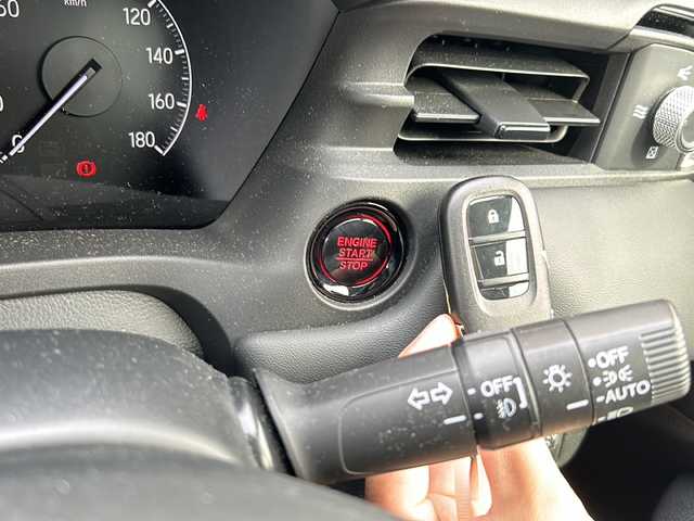 ホンダ ヴェゼル G 愛知県 2022(令4)年 1.7万km プレミアムサンライトホワイトパール 登録時走行距離16200km/純正9インチメモリナビ/(Bluetooth/フルセグTV/USB)/バックカメラ/ドラレコ前後/コーナーセンサー/ワイヤレス充電器/ホンダセンシング/衝突軽減アシスト/誤発信抑制機能/先行車発進告知/ロードサインアシスト/アダプティブクルーズコントロール/レーンキープアシスト/ビルドイン2.0ETC/電動パーキングブレーキ/オートホールド/ヘッドランプレベライザー/左側サイドアンダーミラー/スマートキー/(スペアキー×1)/取説/保証書