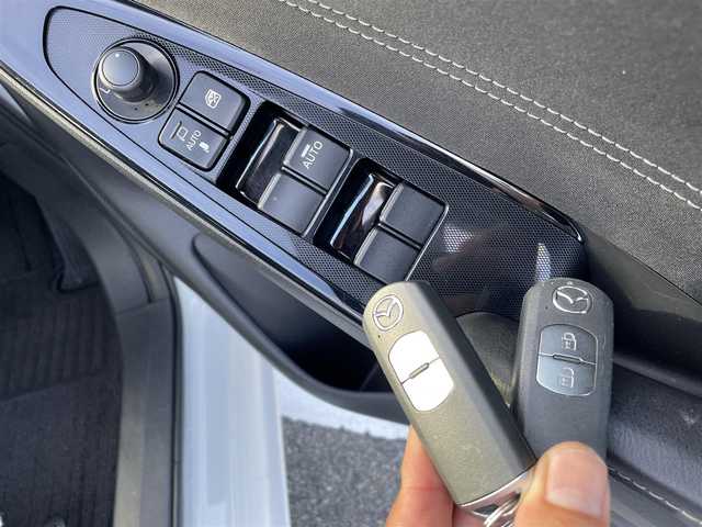 マツダ デミオ 13S ツーリング 鳥取県 2017(平29)年 1.8万km スノーフレイクホワイトパールマイカ 純正ナビ/フルセグ/DVD/CD/BT/USB/バイザー内蔵ETC/前後ドライブレコーダー/前席シートヒーター/衝突軽減ブレーキ/ヘッドアップディスプレイ/LEDヘッドライト/純正15インチアルミホイール/プッシュエンジンスタート/アイドリングストップ/フロアマット/ドアバイザー/スペアキー