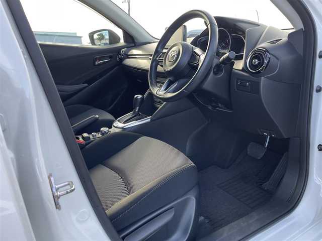 マツダ デミオ 13S ツーリング 鳥取県 2017(平29)年 1.8万km スノーフレイクホワイトパールマイカ 純正ナビ/フルセグ/DVD/CD/BT/USB/バイザー内蔵ETC/前後ドライブレコーダー/前席シートヒーター/衝突軽減ブレーキ/ヘッドアップディスプレイ/LEDヘッドライト/純正15インチアルミホイール/プッシュエンジンスタート/アイドリングストップ/フロアマット/ドアバイザー/スペアキー