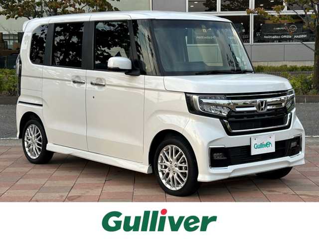ホンダ Ｎ ＢＯＸ カスタム L ターボ 福島県 2023(令5)年 1.5万km プラチナホワイトパール ホンダセンシング/衝突軽減ブレーキ（CMBS）/誤発進抑制機能/歩行者事故低減ステアリング/路外逸脱抑制機能/渋滞追従機能付アダプティブクルーズコントロール（ACC）/車線維持支援システム（LKAS）/先行車発進お知らせ機能/標識認識機能/後方誤発進抑制機能/オートハイビーム/社外ディスプレイオーディオ/【FM/AM/BT/USB/HDMI】/ドライブレコーダー/ビルトインETC/デジタルインナーミラー/型番：PR998C/両側電動スライドドア/前席シートヒーター/ステアリングリモコン/パドルシフト/シートバックテーブル/リアドアロールサンシェード/LEDオートライト/LEDフォグランプ/純正フロアマット/純正ドアバイザー