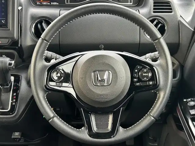 ホンダ Ｎ ＢＯＸ カスタム L ターボ 福島県 2023(令5)年 1.5万km プラチナホワイトパール ホンダセンシング/衝突軽減ブレーキ（CMBS）/誤発進抑制機能/歩行者事故低減ステアリング/路外逸脱抑制機能/渋滞追従機能付アダプティブクルーズコントロール（ACC）/車線維持支援システム（LKAS）/先行車発進お知らせ機能/標識認識機能/後方誤発進抑制機能/オートハイビーム/社外ディスプレイオーディオ/【FM/AM/BT/USB/HDMI】/ドライブレコーダー/ビルトインETC/デジタルインナーミラー/型番：PR998C/両側電動スライドドア/前席シートヒーター/ステアリングリモコン/パドルシフト/シートバックテーブル/リアドアロールサンシェード/LEDオートライト/LEDフォグランプ/純正フロアマット/純正ドアバイザー