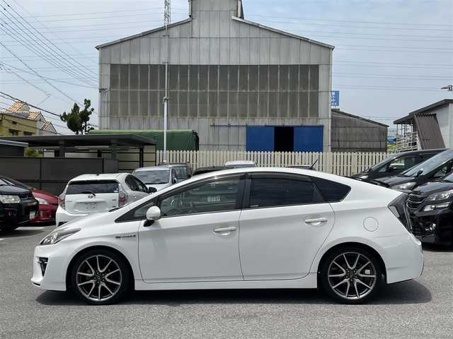 トヨタ プリウス S ツーリングセレ G’s 愛知県 2015(平27)年 10.1万km ホワイトパールクリスタルシャイン (株)IDOMが運営する【じしゃロン名古屋鳴海店】の自社ローン専用車両になりますこちらは現金またはオートローンご利用時の価格です。自社ローンご希望の方は別途その旨お申付け下さい/登録時100474キロ/ワンオーナー/スマートキー/純正ナビ・フルセグTV/　（CD/DVD/BT）/バックカメラ/ビルトインETC/HIDライト/取扱説明書/保証書/スペアキー
