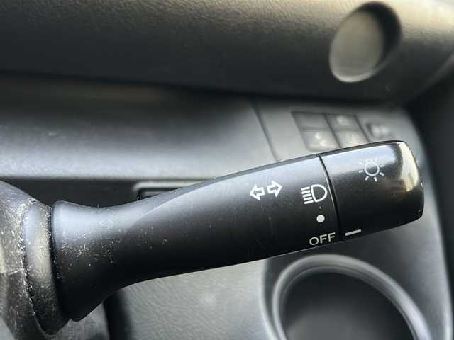 トヨタ シエンタ X 東京都 2017(平29)年 9万km ホワイトパールクリスタルシャイン ワンオーナー/純正ナビ【Bluetooth接続可、フルセグTV、CD】/片側パワースライドドア/社外フロアマット/三列シート/ウォークスルー/チップアップシート/アイドリングストップ/レーンキープアシスト/衝突被害軽減システム/横滑り防止装置/盗難防止装置/ABS/ETC/Wエアバッグ/リモコンキー/スペアキー1本