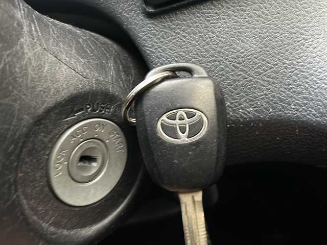 トヨタ シエンタ X 東京都 2017(平29)年 9万km ホワイトパールクリスタルシャイン ワンオーナー/純正ナビ【Bluetooth接続可、フルセグTV、CD】/片側パワースライドドア/社外フロアマット/三列シート/ウォークスルー/チップアップシート/アイドリングストップ/レーンキープアシスト/衝突被害軽減システム/横滑り防止装置/盗難防止装置/ABS/ETC/Wエアバッグ/リモコンキー/スペアキー1本