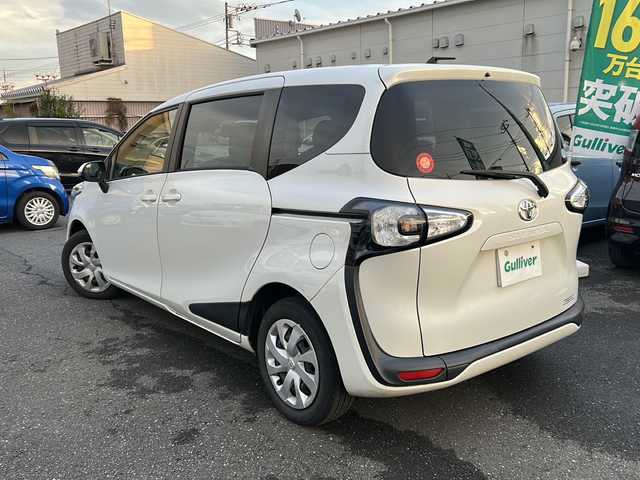 トヨタ シエンタ X 東京都 2017(平29)年 9万km ホワイトパールクリスタルシャイン ワンオーナー/純正ナビ【Bluetooth接続可、フルセグTV、CD】/片側パワースライドドア/社外フロアマット/三列シート/ウォークスルー/チップアップシート/アイドリングストップ/レーンキープアシスト/衝突被害軽減システム/横滑り防止装置/盗難防止装置/ABS/ETC/Wエアバッグ/リモコンキー/スペアキー1本