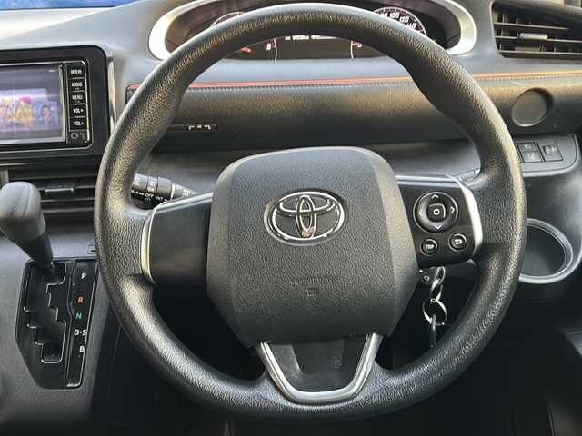 トヨタ シエンタ X 東京都 2017(平29)年 9万km ホワイトパールクリスタルシャイン ワンオーナー/純正ナビ【Bluetooth接続可、フルセグTV、CD】/片側パワースライドドア/社外フロアマット/三列シート/ウォークスルー/チップアップシート/アイドリングストップ/レーンキープアシスト/衝突被害軽減システム/横滑り防止装置/盗難防止装置/ABS/ETC/Wエアバッグ/リモコンキー/スペアキー1本