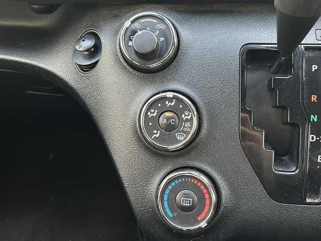 トヨタ シエンタ X 東京都 2017(平29)年 9万km ホワイトパールクリスタルシャイン ワンオーナー/純正ナビ【Bluetooth接続可、フルセグTV、CD】/片側パワースライドドア/社外フロアマット/三列シート/ウォークスルー/チップアップシート/アイドリングストップ/レーンキープアシスト/衝突被害軽減システム/横滑り防止装置/盗難防止装置/ABS/ETC/Wエアバッグ/リモコンキー/スペアキー1本