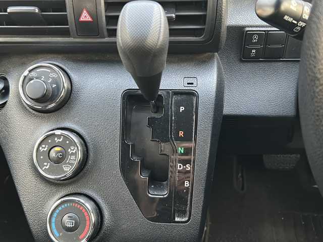 トヨタ シエンタ X 東京都 2017(平29)年 9万km ホワイトパールクリスタルシャイン ワンオーナー/純正ナビ【Bluetooth接続可、フルセグTV、CD】/片側パワースライドドア/社外フロアマット/三列シート/ウォークスルー/チップアップシート/アイドリングストップ/レーンキープアシスト/衝突被害軽減システム/横滑り防止装置/盗難防止装置/ABS/ETC/Wエアバッグ/リモコンキー/スペアキー1本