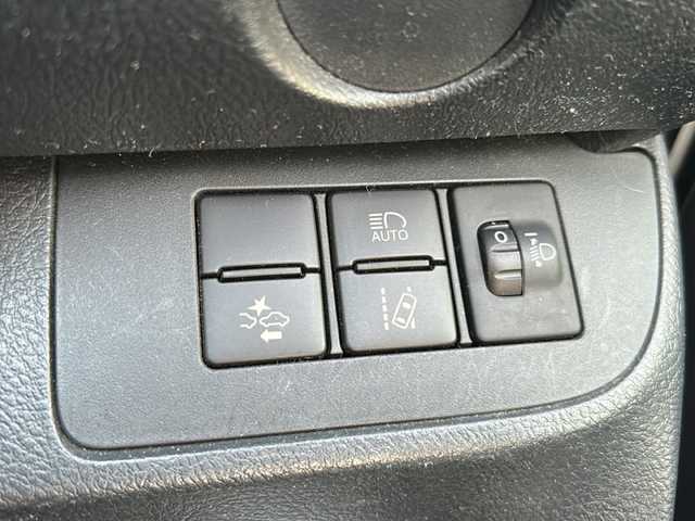 トヨタ シエンタ X 東京都 2017(平29)年 9万km ホワイトパールクリスタルシャイン ワンオーナー/純正ナビ【Bluetooth接続可、フルセグTV、CD】/片側パワースライドドア/社外フロアマット/三列シート/ウォークスルー/チップアップシート/アイドリングストップ/レーンキープアシスト/衝突被害軽減システム/横滑り防止装置/盗難防止装置/ABS/ETC/Wエアバッグ/リモコンキー/スペアキー1本