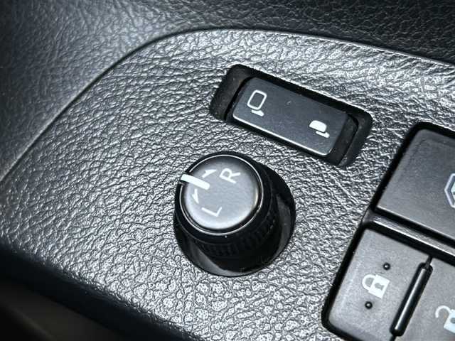 トヨタ シエンタ X 東京都 2017(平29)年 9万km ホワイトパールクリスタルシャイン ワンオーナー/純正ナビ【Bluetooth接続可、フルセグTV、CD】/片側パワースライドドア/社外フロアマット/三列シート/ウォークスルー/チップアップシート/アイドリングストップ/レーンキープアシスト/衝突被害軽減システム/横滑り防止装置/盗難防止装置/ABS/ETC/Wエアバッグ/リモコンキー/スペアキー1本