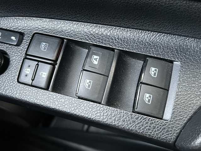 トヨタ シエンタ X 東京都 2017(平29)年 9万km ホワイトパールクリスタルシャイン ワンオーナー/純正ナビ【Bluetooth接続可、フルセグTV、CD】/片側パワースライドドア/社外フロアマット/三列シート/ウォークスルー/チップアップシート/アイドリングストップ/レーンキープアシスト/衝突被害軽減システム/横滑り防止装置/盗難防止装置/ABS/ETC/Wエアバッグ/リモコンキー/スペアキー1本