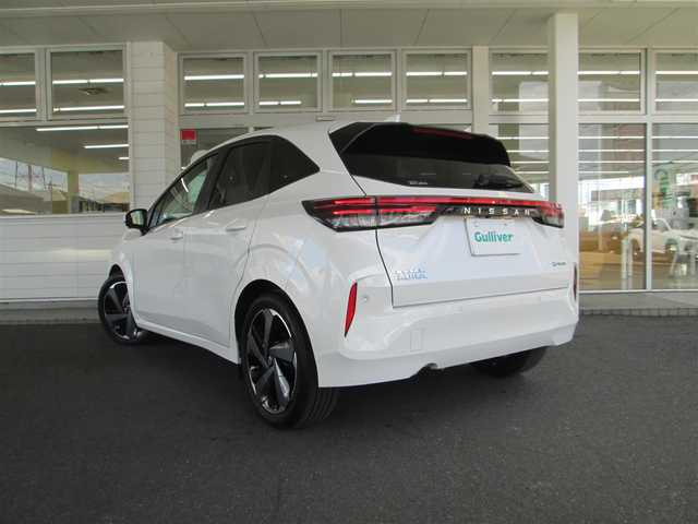 日産 オーラ G レザーエディション 千葉県 2023(令5)年 1.2万km ピュアホワイトパール 純正SDナビ・フルセグTV/全方位カメラ/純正オーディオ【BT/SD/HDMI】/フロント・リアコーナーセンサー/純正前後ドライブレコーダー/ウインカードアミラー/革巻きステアリング/LEDヘッドライト/LEDフォグランプ/フォグランプ/TVキット/ETC