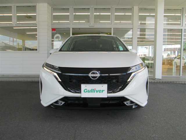 日産 オーラ G レザーエディション 千葉県 2023(令5)年 1.2万km ピュアホワイトパール 純正SDナビ・フルセグTV/全方位カメラ/純正オーディオ【BT/SD/HDMI】/フロント・リアコーナーセンサー/純正前後ドライブレコーダー/ウインカードアミラー/革巻きステアリング/LEDヘッドライト/LEDフォグランプ/フォグランプ/TVキット/ETC