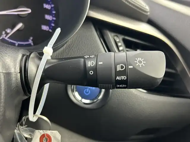 トヨタ Ｃ－ＨＲ G モード ネロ セーフティプラス 愛知県 2020(令2)年 5.5万km ホワイトパールクリスタルシャイン 禁煙車/純正8インチナビ/（AM/FM/USB/Bluetooth）/全方位カメラ/トヨタセーフティセンス/・衝突軽減ブレーキ/・レーンキープアシスト/・オートマチックハイビーム/・レーダークルーズコントロール/ブラインドスポットモニター/ETC/ドライブレコーダー/シートヒーター/スマートキー/プッシュスタート/LEDヘッドライト/フロントフォグランプ/純正18インチアルミホイール/純正フロアマット/横滑り防止装置