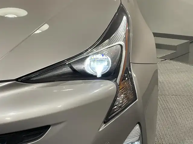 トヨタ プリウス A 愛知県 2016(平28)年 3.2万km スティールブロンドM 純正９インチナビ/（AM/FM/CD/DVD/SD/Bluetooth/フルセグTV）/トヨタセーフティセンス/衝突軽減システム　/レーダークルーズコントロール　/LEDヘッドライト/ＥＴＣ　/バックカメラ　/ブラインドスポットモニター　/インテリジェントパーキングアシスト/コーナーセンサー　/オートハイビーム　/レーンキープアシスト/プッシュスタート/スマートキー/ミュージックサーバー/純正フロアマット/純正アルミホイール/オートライト