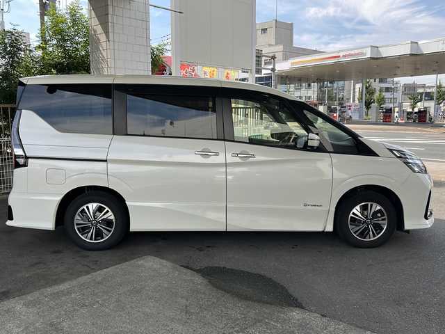 日産 セレナ e－パワー ハイウェイスター V 京都府 2021(令3)年 4.8万km ブリリアントホワイトパール 純正ナビ10インチ/フリップダウンモニター/純正エアロサイド　/ＢＳＭ　/衝突被害軽減システム/レーンキープアシスト　/コーナーセンサー/アイドリングストップ/全方位カメラ/ドライブレコーダー（DJ4-D）　　/プロパイロット　/オートライト　/ＬＥＤライト/フォグランプ　/ウィンカーミラー/デジタルインナーミラー　/両側パワースライドドア/フルセグTV/プッシュスタート/スマートキー/ワンオーナー/ブルーレイ再生/禁煙車