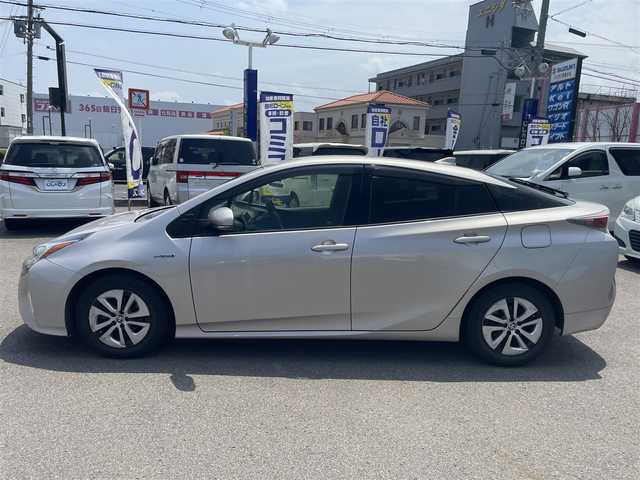 トヨタ プリウス S 和歌山県 2016(平28)年 12.1万km スティールブロンドM (株)IDOMが運営する【じしゃロン和歌山店】の自社ローン専用車両になります。こちらは現金またはオートローンご利用時の価格です。自社ローンご希望の方は別途その旨お申付け下さい/社外ナビ/テレビ/ＣＤ/ＤＶＤ/ラジオ/クルーズコントロール/ＥＴＣ/スマートキー/衝突被害軽減ブレーキ/革巻きステアリング/ステアリングスイッチ/プッシュスタート/ＬＥＤヘッドライト/電動格納ミラー