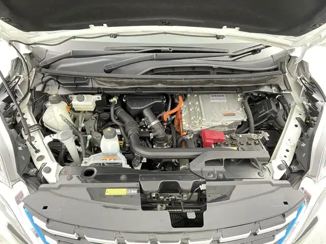 日産 セレナ e－パワー ハイウェイスター V 千葉県 2020(令2)年 1.3万km ブリリアントホワイトパール プロパイロット/全方位運転支援システム/・インテリジェント エマージェンシーブレーキ/・踏み間違い衝突防止アシスト/・車線逸脱防止支援システム/・後側方衝突防止支援システム/・標識検知機能/・前方衝突予測警報/・車線逸脱警報/・後側方車両検知警報/・後退時車両検知警報/純正10インチメモリーナビ/・フルセグTV/・Bluetooth接続/・CD/DVD再生機能/・全方位カメラ/両側パワースライドドア/ブラインドスポットモニター/リアオートエアコン/スマートキー/LEDヘッドライト