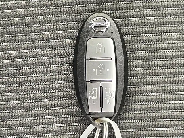 日産 セレナ e－パワー ハイウェイスター V 千葉県 2020(令2)年 1.3万km ブリリアントホワイトパール プロパイロット/全方位運転支援システム/・インテリジェント エマージェンシーブレーキ/・踏み間違い衝突防止アシスト/・車線逸脱防止支援システム/・後側方衝突防止支援システム/・標識検知機能/・前方衝突予測警報/・車線逸脱警報/・後側方車両検知警報/・後退時車両検知警報/純正10インチメモリーナビ/・フルセグTV/・Bluetooth接続/・CD/DVD再生機能/・全方位カメラ/両側パワースライドドア/ブラインドスポットモニター/リアオートエアコン/スマートキー/LEDヘッドライト