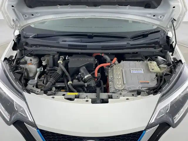 日産 ノート e－パワー X 愛知県 2018(平30)年 4.1万km ブリリアントホワイトパール 禁煙車/純正7インチナビ/（CD/DVD/Bluetooth/フルセグTV/AM/FM)/全方位カメラ/衝突軽減ブレーキ/レーンキープアシスト/オートマチックハイビーム/コーナーセンサー/インテリジェントルームミラー/ETC/純正フロアマット/横滑り防止装置/プッシュスタート/スマートキー/オートエアコン