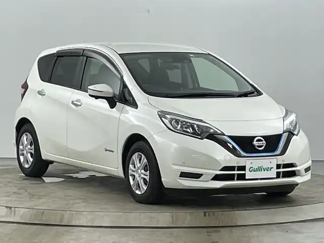 日産 ノート e－パワー X 愛知県 2018(平30)年 4.1万km ブリリアントホワイトパール 禁煙車/純正7インチナビ/（CD/DVD/Bluetooth/フルセグTV/AM/FM)/全方位カメラ/衝突軽減ブレーキ/レーンキープアシスト/オートマチックハイビーム/コーナーセンサー/インテリジェントルームミラー/ETC/純正フロアマット/横滑り防止装置/プッシュスタート/スマートキー/オートエアコン