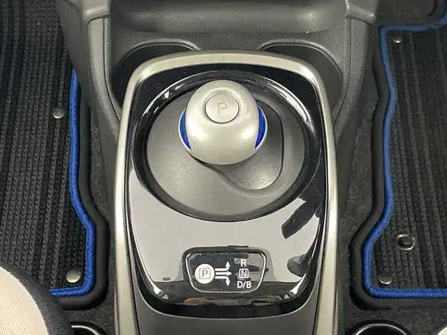 日産 ノート e－パワー X 愛知県 2018(平30)年 4.1万km ブリリアントホワイトパール 禁煙車/純正7インチナビ/（CD/DVD/Bluetooth/フルセグTV/AM/FM)/全方位カメラ/衝突軽減ブレーキ/レーンキープアシスト/オートマチックハイビーム/コーナーセンサー/インテリジェントルームミラー/ETC/純正フロアマット/横滑り防止装置/プッシュスタート/スマートキー/オートエアコン