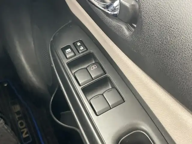 日産 ノート e－パワー X 愛知県 2018(平30)年 4.1万km ブリリアントホワイトパール 禁煙車/純正7インチナビ/（CD/DVD/Bluetooth/フルセグTV/AM/FM)/全方位カメラ/衝突軽減ブレーキ/レーンキープアシスト/オートマチックハイビーム/コーナーセンサー/インテリジェントルームミラー/ETC/純正フロアマット/横滑り防止装置/プッシュスタート/スマートキー/オートエアコン