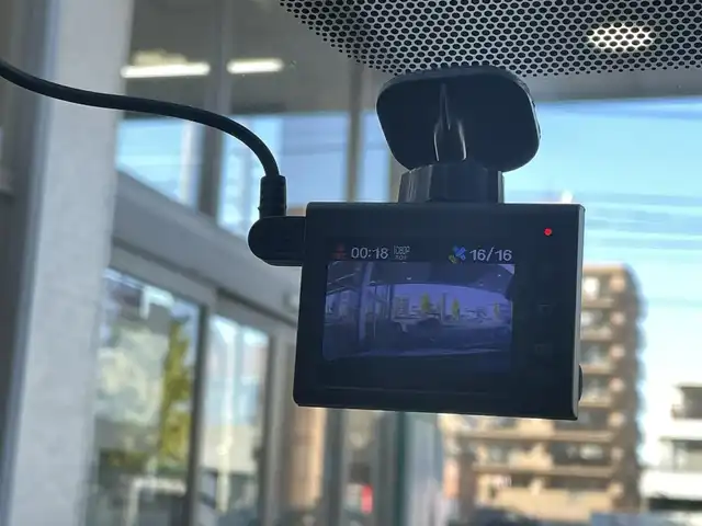 トヨタ カローラ フィールダー ハイブリッドG ダブルバイビー 愛知県 2017(平29)年 5.7万km ホワイトパールクリスタルシャイン /ワンオーナー//禁煙車//ストラーダナビ（CN-RE03WD）//AM・FM・Bluetooth・DVD・CD//フルセグTV//バックカメラ//プッシュスタート//ETC//ＬＥＤヘッドライト・オートライト//前方ドライブレコーダー（DRY-STE3000)//純正16インチホイール//スペアキー（1本）//電動格納ミラー//横滑り防止//車線逸脱警報//運転モード（EC・EV)//ブレーキアシスト//衝突安全ボディー//EBD（電力制御制動力配分システム）//VSC（ビークルスタビリティコントロール）//TRC（トラクションコントロールシステム）//UVカットガラス//プライバシーガラス//アイドリングストップ//保証証//取扱説明書//記録簿