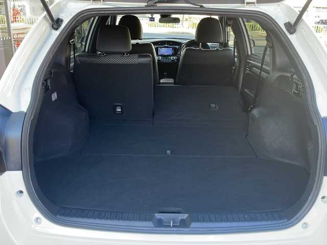 トヨタ カローラ フィールダー ハイブリッドG ダブルバイビー 愛知県 2017(平29)年 5.7万km ホワイトパールクリスタルシャイン /ワンオーナー//禁煙車//ストラーダナビ（CN-RE03WD）//AM・FM・Bluetooth・DVD・CD//フルセグTV//バックカメラ//プッシュスタート//ETC//ＬＥＤヘッドライト・オートライト//前方ドライブレコーダー（DRY-STE3000)//純正16インチホイール//スペアキー（1本）//電動格納ミラー//横滑り防止//車線逸脱警報//運転モード（EC・EV)//ブレーキアシスト//衝突安全ボディー//EBD（電力制御制動力配分システム）//VSC（ビークルスタビリティコントロール）//TRC（トラクションコントロールシステム）//UVカットガラス//プライバシーガラス//アイドリングストップ//保証証//取扱説明書//記録簿