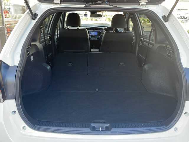 トヨタ カローラ フィールダー ハイブリッドG ダブルバイビー 愛知県 2017(平29)年 5.7万km ホワイトパールクリスタルシャイン /ワンオーナー//禁煙車//ストラーダナビ（CN-RE03WD）//AM・FM・Bluetooth・DVD・CD//フルセグTV//バックカメラ//プッシュスタート//ETC//ＬＥＤヘッドライト・オートライト//前方ドライブレコーダー（DRY-STE3000)//純正16インチホイール//スペアキー（1本）//電動格納ミラー//横滑り防止//車線逸脱警報//運転モード（EC・EV)//ブレーキアシスト//衝突安全ボディー//EBD（電力制御制動力配分システム）//VSC（ビークルスタビリティコントロール）//TRC（トラクションコントロールシステム）//UVカットガラス//プライバシーガラス//アイドリングストップ//保証証//取扱説明書//記録簿