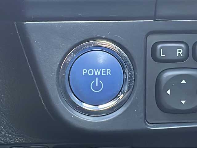 トヨタ カローラ フィールダー ハイブリッドG ダブルバイビー 愛知県 2017(平29)年 5.7万km ホワイトパールクリスタルシャイン /ワンオーナー//禁煙車//ストラーダナビ（CN-RE03WD）//AM・FM・Bluetooth・DVD・CD//フルセグTV//バックカメラ//プッシュスタート//ETC//ＬＥＤヘッドライト・オートライト//前方ドライブレコーダー（DRY-STE3000)//純正16インチホイール//スペアキー（1本）//電動格納ミラー//横滑り防止//車線逸脱警報//運転モード（EC・EV)//ブレーキアシスト//衝突安全ボディー//EBD（電力制御制動力配分システム）//VSC（ビークルスタビリティコントロール）//TRC（トラクションコントロールシステム）//UVカットガラス//プライバシーガラス//アイドリングストップ//保証証//取扱説明書//記録簿