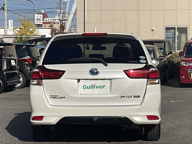 トヨタ カローラ フィールダー ハイブリッドG ダブルバイビー 愛知県 2017(平29)年 5.7万km ホワイトパールクリスタルシャイン /ワンオーナー//禁煙車//ストラーダナビ（CN-RE03WD）//AM・FM・Bluetooth・DVD・CD//フルセグTV//バックカメラ//プッシュスタート//ETC//ＬＥＤヘッドライト・オートライト//前方ドライブレコーダー（DRY-STE3000)//純正16インチホイール//スペアキー（1本）//電動格納ミラー//横滑り防止//車線逸脱警報//運転モード（EC・EV)//ブレーキアシスト//衝突安全ボディー//EBD（電力制御制動力配分システム）//VSC（ビークルスタビリティコントロール）//TRC（トラクションコントロールシステム）//UVカットガラス//プライバシーガラス//アイドリングストップ//保証証//取扱説明書//記録簿