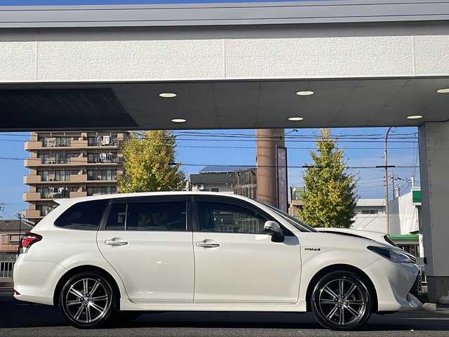 トヨタ カローラ フィールダー ハイブリッドG ダブルバイビー 愛知県 2017(平29)年 5.7万km ホワイトパールクリスタルシャイン /ワンオーナー//禁煙車//ストラーダナビ（CN-RE03WD）//AM・FM・Bluetooth・DVD・CD//フルセグTV//バックカメラ//プッシュスタート//ETC//ＬＥＤヘッドライト・オートライト//前方ドライブレコーダー（DRY-STE3000)//純正16インチホイール//スペアキー（1本）//電動格納ミラー//横滑り防止//車線逸脱警報//運転モード（EC・EV)//ブレーキアシスト//衝突安全ボディー//EBD（電力制御制動力配分システム）//VSC（ビークルスタビリティコントロール）//TRC（トラクションコントロールシステム）//UVカットガラス//プライバシーガラス//アイドリングストップ//保証証//取扱説明書//記録簿