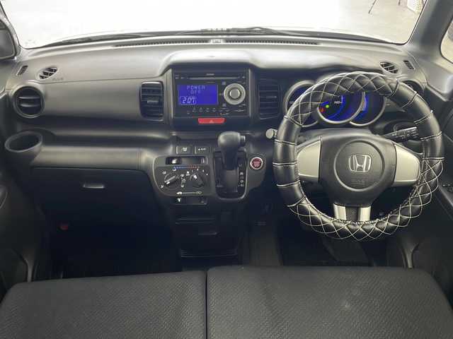 ホンダ Ｎ ＢＯＸ カスタム G 兵庫県 2012(平24)年 3.9万km プレミアムホワイトパール ・運転席用i-SRSエアバッグシステム〈連続容量変化タイプ〉＆助手席用SRSエアバッグシステム/・VSA（ABS＋TCS＋横すべり抑制）/・EBD（電子制御制動力配分システム）付ABS/・プロジェクタータイプ ディスチャージヘッドライト〈HID〉/・ヒルスタートアシスト機能/・アイドリングストップシステム/・ECONモード/・Hondaスマートキーシステム（アンサーバック/ウエルカムランプ機能付） /・電動格納式リモコンカラードドアミラー/・親水/ヒーテッドドアミラー＋フロントドア撥水ガラス/・UVカット機能付ガラス（フロントウインドウ/フロントコーナー/フロントドア）/・高熱線吸収/UVカット機能付プライバシーガラス（リアドア/リアクォーター/テールゲート）/・クリアアウターレンズ・リアコンビネーションランプ（LEDストップランプ＆LEDテールランプ）/・フォグライト/・フルホイールキャップ
