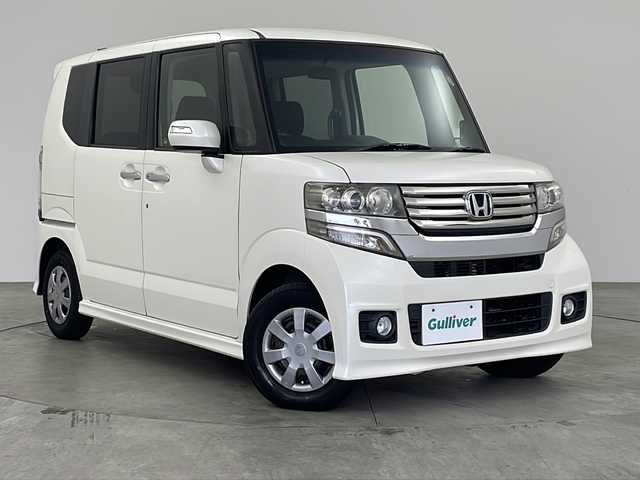 ホンダ Ｎ ＢＯＸ カスタム G 兵庫県 2012(平24)年 3.9万km プレミアムホワイトパール ・運転席用i-SRSエアバッグシステム〈連続容量変化タイプ〉＆助手席用SRSエアバッグシステム/・VSA（ABS＋TCS＋横すべり抑制）/・EBD（電子制御制動力配分システム）付ABS/・プロジェクタータイプ ディスチャージヘッドライト〈HID〉/・ヒルスタートアシスト機能/・アイドリングストップシステム/・ECONモード/・Hondaスマートキーシステム（アンサーバック/ウエルカムランプ機能付） /・電動格納式リモコンカラードドアミラー/・親水/ヒーテッドドアミラー＋フロントドア撥水ガラス/・UVカット機能付ガラス（フロントウインドウ/フロントコーナー/フロントドア）/・高熱線吸収/UVカット機能付プライバシーガラス（リアドア/リアクォーター/テールゲート）/・クリアアウターレンズ・リアコンビネーションランプ（LEDストップランプ＆LEDテールランプ）/・フォグライト/・フルホイールキャップ