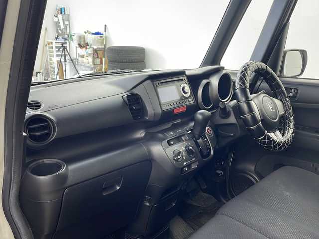 ホンダ Ｎ ＢＯＸ カスタム G 兵庫県 2012(平24)年 3.9万km プレミアムホワイトパール ・運転席用i-SRSエアバッグシステム〈連続容量変化タイプ〉＆助手席用SRSエアバッグシステム/・VSA（ABS＋TCS＋横すべり抑制）/・EBD（電子制御制動力配分システム）付ABS/・プロジェクタータイプ ディスチャージヘッドライト〈HID〉/・ヒルスタートアシスト機能/・アイドリングストップシステム/・ECONモード/・Hondaスマートキーシステム（アンサーバック/ウエルカムランプ機能付） /・電動格納式リモコンカラードドアミラー/・親水/ヒーテッドドアミラー＋フロントドア撥水ガラス/・UVカット機能付ガラス（フロントウインドウ/フロントコーナー/フロントドア）/・高熱線吸収/UVカット機能付プライバシーガラス（リアドア/リアクォーター/テールゲート）/・クリアアウターレンズ・リアコンビネーションランプ（LEDストップランプ＆LEDテールランプ）/・フォグライト/・フルホイールキャップ