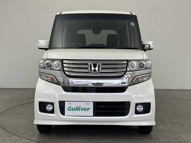 ホンダ Ｎ ＢＯＸ カスタム G 兵庫県 2012(平24)年 3.9万km プレミアムホワイトパール ・運転席用i-SRSエアバッグシステム〈連続容量変化タイプ〉＆助手席用SRSエアバッグシステム/・VSA（ABS＋TCS＋横すべり抑制）/・EBD（電子制御制動力配分システム）付ABS/・プロジェクタータイプ ディスチャージヘッドライト〈HID〉/・ヒルスタートアシスト機能/・アイドリングストップシステム/・ECONモード/・Hondaスマートキーシステム（アンサーバック/ウエルカムランプ機能付） /・電動格納式リモコンカラードドアミラー/・親水/ヒーテッドドアミラー＋フロントドア撥水ガラス/・UVカット機能付ガラス（フロントウインドウ/フロントコーナー/フロントドア）/・高熱線吸収/UVカット機能付プライバシーガラス（リアドア/リアクォーター/テールゲート）/・クリアアウターレンズ・リアコンビネーションランプ（LEDストップランプ＆LEDテールランプ）/・フォグライト/・フルホイールキャップ