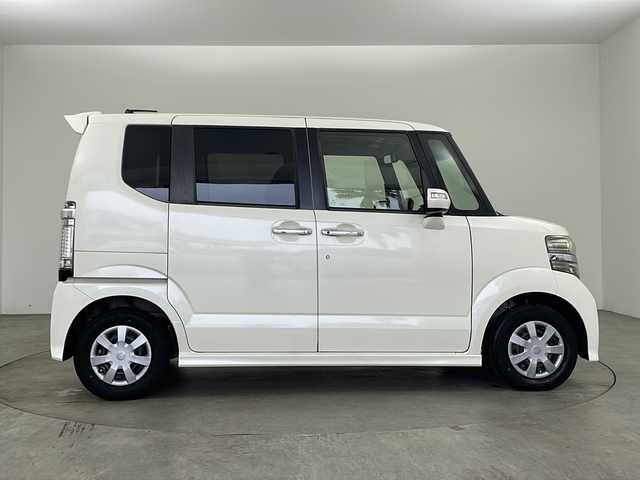ホンダ Ｎ ＢＯＸ カスタム G 兵庫県 2012(平24)年 3.9万km プレミアムホワイトパール ・運転席用i-SRSエアバッグシステム〈連続容量変化タイプ〉＆助手席用SRSエアバッグシステム/・VSA（ABS＋TCS＋横すべり抑制）/・EBD（電子制御制動力配分システム）付ABS/・プロジェクタータイプ ディスチャージヘッドライト〈HID〉/・ヒルスタートアシスト機能/・アイドリングストップシステム/・ECONモード/・Hondaスマートキーシステム（アンサーバック/ウエルカムランプ機能付） /・電動格納式リモコンカラードドアミラー/・親水/ヒーテッドドアミラー＋フロントドア撥水ガラス/・UVカット機能付ガラス（フロントウインドウ/フロントコーナー/フロントドア）/・高熱線吸収/UVカット機能付プライバシーガラス（リアドア/リアクォーター/テールゲート）/・クリアアウターレンズ・リアコンビネーションランプ（LEDストップランプ＆LEDテールランプ）/・フォグライト/・フルホイールキャップ