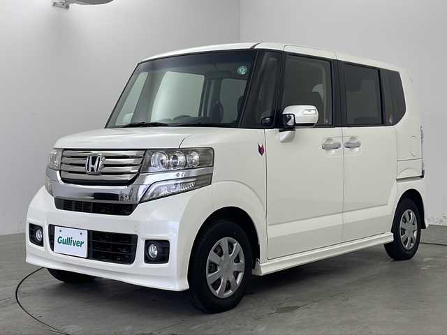 ホンダ Ｎ ＢＯＸ カスタム G 兵庫県 2012(平24)年 3.9万km プレミアムホワイトパール ・運転席用i-SRSエアバッグシステム〈連続容量変化タイプ〉＆助手席用SRSエアバッグシステム/・VSA（ABS＋TCS＋横すべり抑制）/・EBD（電子制御制動力配分システム）付ABS/・プロジェクタータイプ ディスチャージヘッドライト〈HID〉/・ヒルスタートアシスト機能/・アイドリングストップシステム/・ECONモード/・Hondaスマートキーシステム（アンサーバック/ウエルカムランプ機能付） /・電動格納式リモコンカラードドアミラー/・親水/ヒーテッドドアミラー＋フロントドア撥水ガラス/・UVカット機能付ガラス（フロントウインドウ/フロントコーナー/フロントドア）/・高熱線吸収/UVカット機能付プライバシーガラス（リアドア/リアクォーター/テールゲート）/・クリアアウターレンズ・リアコンビネーションランプ（LEDストップランプ＆LEDテールランプ）/・フォグライト/・フルホイールキャップ