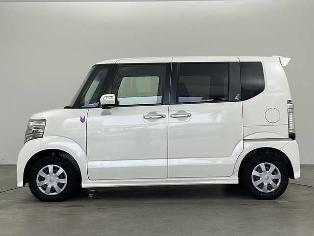 ホンダ Ｎ ＢＯＸ カスタム G 兵庫県 2012(平24)年 3.9万km プレミアムホワイトパール ・運転席用i-SRSエアバッグシステム〈連続容量変化タイプ〉＆助手席用SRSエアバッグシステム/・VSA（ABS＋TCS＋横すべり抑制）/・EBD（電子制御制動力配分システム）付ABS/・プロジェクタータイプ ディスチャージヘッドライト〈HID〉/・ヒルスタートアシスト機能/・アイドリングストップシステム/・ECONモード/・Hondaスマートキーシステム（アンサーバック/ウエルカムランプ機能付） /・電動格納式リモコンカラードドアミラー/・親水/ヒーテッドドアミラー＋フロントドア撥水ガラス/・UVカット機能付ガラス（フロントウインドウ/フロントコーナー/フロントドア）/・高熱線吸収/UVカット機能付プライバシーガラス（リアドア/リアクォーター/テールゲート）/・クリアアウターレンズ・リアコンビネーションランプ（LEDストップランプ＆LEDテールランプ）/・フォグライト/・フルホイールキャップ