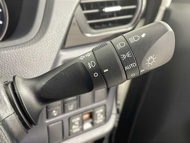 トヨタ ヴォクシー ZS 煌Ⅱ 埼玉県 2017(平29)年 5.4万km ホワイトパールクリスタルシャイン 純正10インチナビ　NSZN-Z66T/(Bluetooth/CD/DVD/AM/FM)/地デジフルセグ/バックカメラ/ETC/オートマチックハイビーム/車線逸脱警報/衝突軽減ブレーキ/先行車発進お知らせ機能/アイドリングストップ/ECOモード/ロールサンシェード/プッシュスタート/ステアリングリモコン/両側パワースライドドア/フロントフォグランプ/ウィンカーミラー/電動格納ミラー/純正フロアマット/純正ドアバイザー/純正16インチアルミホイール