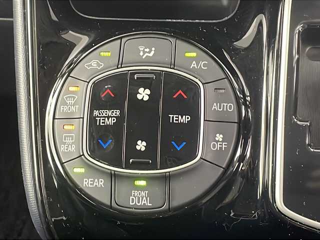 トヨタ ヴォクシー ZS 煌Ⅱ 埼玉県 2017(平29)年 5.4万km ホワイトパールクリスタルシャイン 純正10インチナビ　NSZN-Z66T/(Bluetooth/CD/DVD/AM/FM)/地デジフルセグ/バックカメラ/ETC/オートマチックハイビーム/車線逸脱警報/衝突軽減ブレーキ/先行車発進お知らせ機能/アイドリングストップ/ECOモード/ロールサンシェード/プッシュスタート/ステアリングリモコン/両側パワースライドドア/フロントフォグランプ/ウィンカーミラー/電動格納ミラー/純正フロアマット/純正ドアバイザー/純正16インチアルミホイール