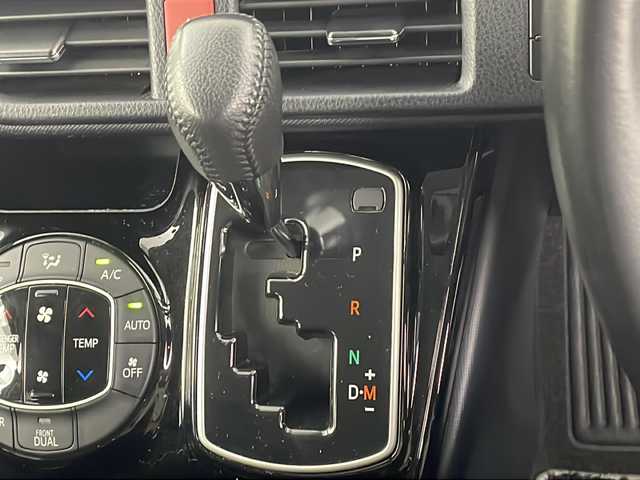 トヨタ ヴォクシー ZS 煌Ⅱ 埼玉県 2017(平29)年 5.4万km ホワイトパールクリスタルシャイン 純正10インチナビ　NSZN-Z66T/(Bluetooth/CD/DVD/AM/FM)/地デジフルセグ/バックカメラ/ETC/オートマチックハイビーム/車線逸脱警報/衝突軽減ブレーキ/先行車発進お知らせ機能/アイドリングストップ/ECOモード/ロールサンシェード/プッシュスタート/ステアリングリモコン/両側パワースライドドア/フロントフォグランプ/ウィンカーミラー/電動格納ミラー/純正フロアマット/純正ドアバイザー/純正16インチアルミホイール