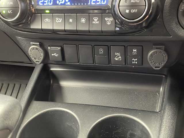 トヨタ ハイラックス Z GRスポーツ 千葉県 2023(令5)年 3万km アティチュードブラックマイカ プリクラッシュセーフティ/レーダークルーズコントロール/車線逸脱防止支援システム/ふらつき検知/ロードサインアシスト/全方位カメラ/パドルシフト/ダウンヒルアシストコントロール/デュアルエアコン/カーテンエアバッグ/純正ディスプレイオーディオ/ナビデータ/Bluetooth/USB/Miracast/革巻きステアリング/ステアリングスイッチ/ETC/ICONIX/フォグランプ/カーテンエアバッグ/純正18インチアルミホイール