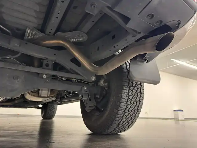 トヨタ ＦＪクルーザー カラーパッケージ 三重県 2017(平29)年 6.8万km ホワイト/スモーキーブルー プレミアムガソリン/パートタイム4WD/フロア5AT/純正 7インチナビ NSZT-W66T/（FM/AM/CD/DVD/TV/SD/SDREC/Bluetooth/USB/HDMI）/バックカメラ/ETC/安全/・【OP】アクティブトラクションコントロール［A-TRAC］/・バックソナー/・SRS 前席サイドエアバッグ＆前後席カーテンシールドエアバッグ/・EBD付ABS/装備/・【OP】寒冷地仕様（ワイパーデアイサーなど）/・【OP】リヤデフロック/・【OP】サイドステップ/・クルーズコントロール/・マニュアルエアコン/・ステアリングスイッチ/・リヤフォグランプ/・打替LEDヘッドランプ＆フロントフォグランプ*OP/・チルトステアリング/・電動調整ドアミラー＆広角フェンダーミラー/・リモコンキーx1/・取/ナビ取/など