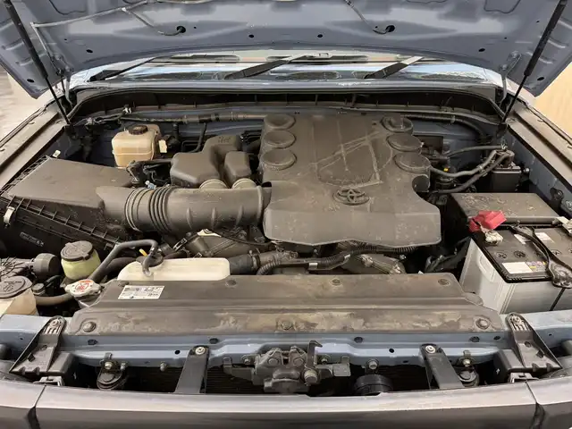 トヨタ ＦＪクルーザー カラーパッケージ 三重県 2017(平29)年 6.8万km ホワイト/スモーキーブルー プレミアムガソリン/パートタイム4WD/フロア5AT/純正 7インチナビ NSZT-W66T/（FM/AM/CD/DVD/TV/SD/SDREC/Bluetooth/USB/HDMI）/バックカメラ/ETC/安全/・【OP】アクティブトラクションコントロール［A-TRAC］/・バックソナー/・SRS 前席サイドエアバッグ＆前後席カーテンシールドエアバッグ/・EBD付ABS/装備/・【OP】寒冷地仕様（ワイパーデアイサーなど）/・【OP】リヤデフロック/・【OP】サイドステップ/・クルーズコントロール/・マニュアルエアコン/・ステアリングスイッチ/・リヤフォグランプ/・打替LEDヘッドランプ＆フロントフォグランプ*OP/・チルトステアリング/・電動調整ドアミラー＆広角フェンダーミラー/・リモコンキーx1/・取/ナビ取/など