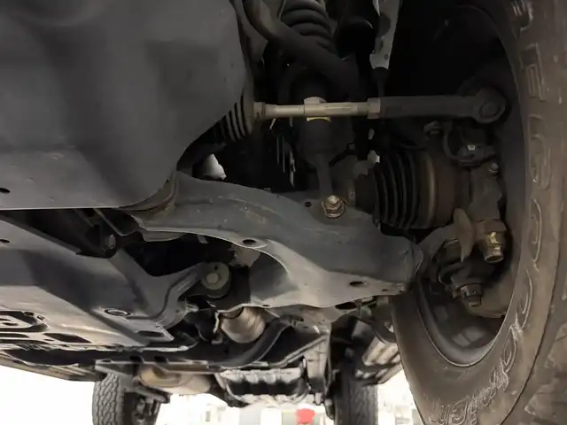 トヨタ ＦＪクルーザー カラーパッケージ 三重県 2017(平29)年 6.8万km ホワイト/スモーキーブルー プレミアムガソリン/パートタイム4WD/フロア5AT/純正 7インチナビ NSZT-W66T/（FM/AM/CD/DVD/TV/SD/SDREC/Bluetooth/USB/HDMI）/バックカメラ/ETC/安全/・【OP】アクティブトラクションコントロール［A-TRAC］/・バックソナー/・SRS 前席サイドエアバッグ＆前後席カーテンシールドエアバッグ/・EBD付ABS/装備/・【OP】寒冷地仕様（ワイパーデアイサーなど）/・【OP】リヤデフロック/・【OP】サイドステップ/・クルーズコントロール/・マニュアルエアコン/・ステアリングスイッチ/・リヤフォグランプ/・打替LEDヘッドランプ＆フロントフォグランプ*OP/・チルトステアリング/・電動調整ドアミラー＆広角フェンダーミラー/・リモコンキーx1/・取/ナビ取/など