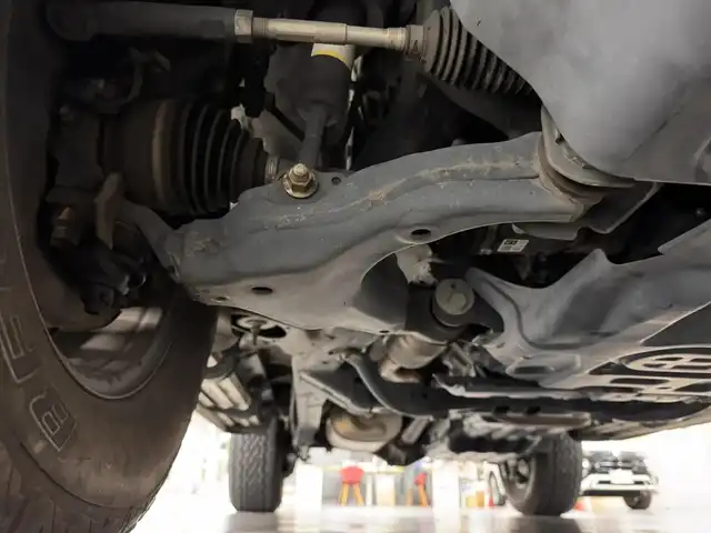 トヨタ ＦＪクルーザー カラーパッケージ 三重県 2017(平29)年 6.8万km ホワイト/スモーキーブルー プレミアムガソリン/パートタイム4WD/フロア5AT/純正 7インチナビ NSZT-W66T/（FM/AM/CD/DVD/TV/SD/SDREC/Bluetooth/USB/HDMI）/バックカメラ/ETC/安全/・【OP】アクティブトラクションコントロール［A-TRAC］/・バックソナー/・SRS 前席サイドエアバッグ＆前後席カーテンシールドエアバッグ/・EBD付ABS/装備/・【OP】寒冷地仕様（ワイパーデアイサーなど）/・【OP】リヤデフロック/・【OP】サイドステップ/・クルーズコントロール/・マニュアルエアコン/・ステアリングスイッチ/・リヤフォグランプ/・打替LEDヘッドランプ＆フロントフォグランプ*OP/・チルトステアリング/・電動調整ドアミラー＆広角フェンダーミラー/・リモコンキーx1/・取/ナビ取/など